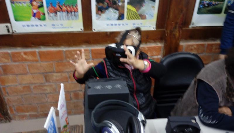 戴上VR眼鏡真實體驗，被大姊的舉止嚇了一跳，瞬間吸引了大家的好奇心