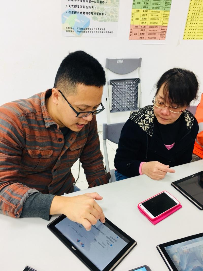 黃英明老師和學員介紹平板的基本功能和按鍵並示範操作