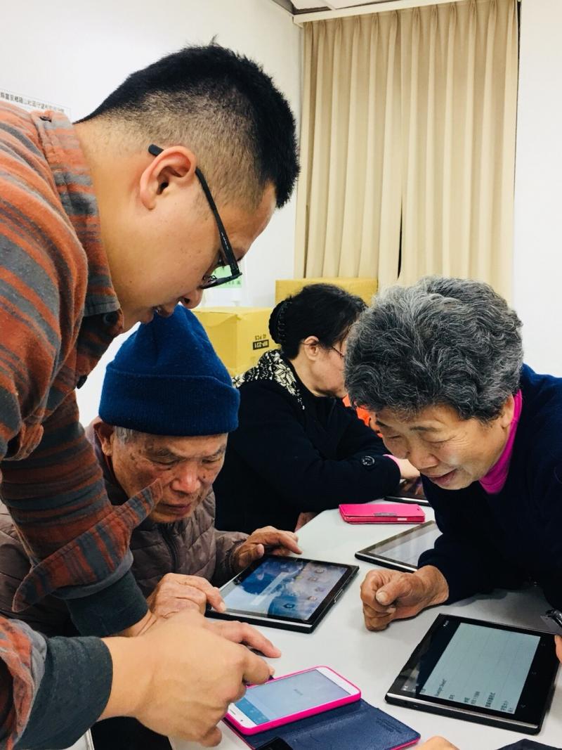 黃英明老師和學員講解手機和平板的異同與優缺點