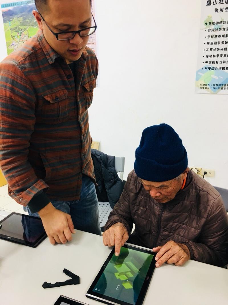 黃英明老師指導學員玩反應堆，學員認真進行遊戲