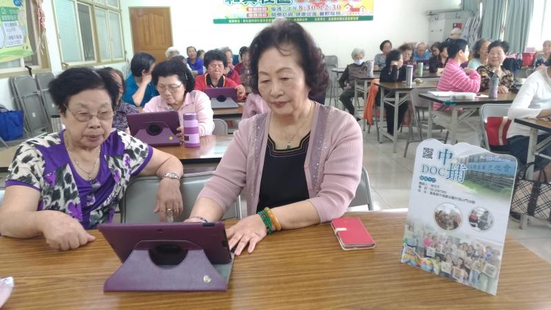 長輩練習平板體驗操作