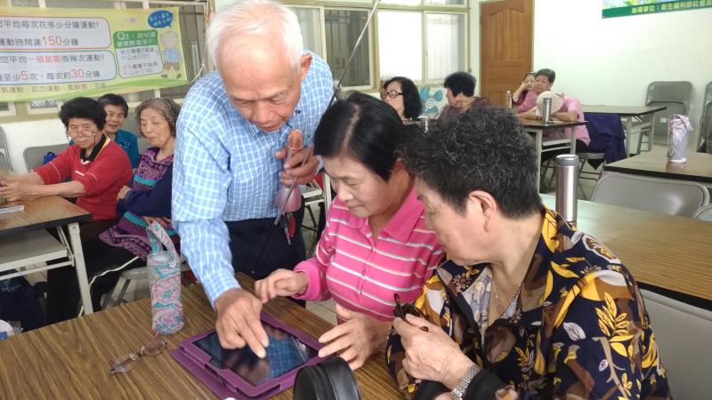 老師指導小遊戲體驗操作