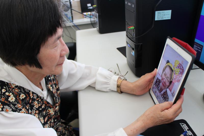 學員套入表情包拍照