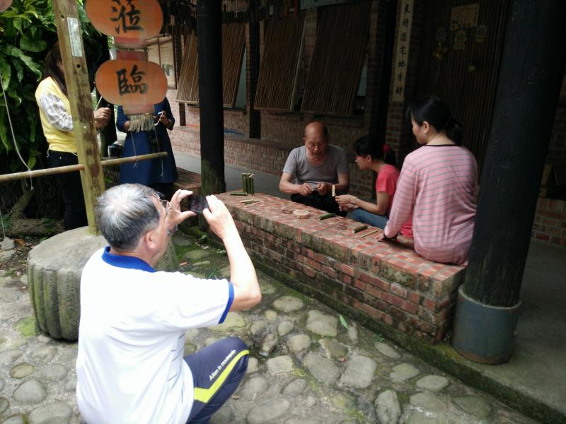 學員拍攝紙寮窩耆老劉邦平先生製作竹蜻蜓。