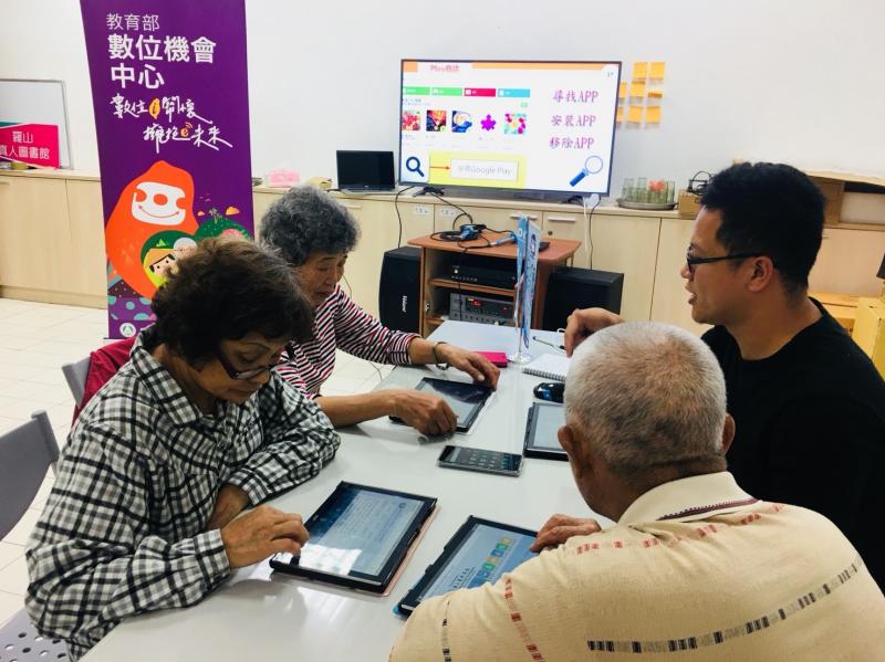 講師黃英明向學員們解說App與下載的方式，並介紹實用的政府App