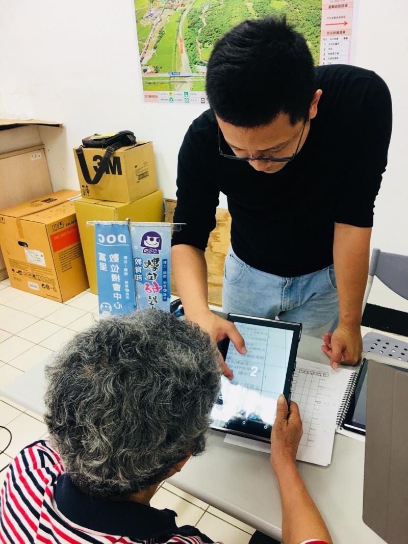 講師黃英明也介紹一些其他實用的App，像放大鏡，對長輩學員們十分有幫助