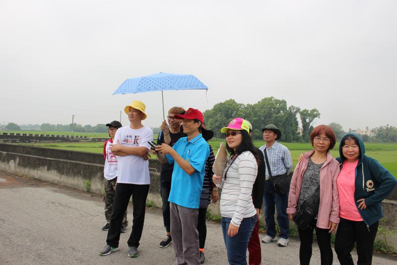 學員輪流玩空拍機