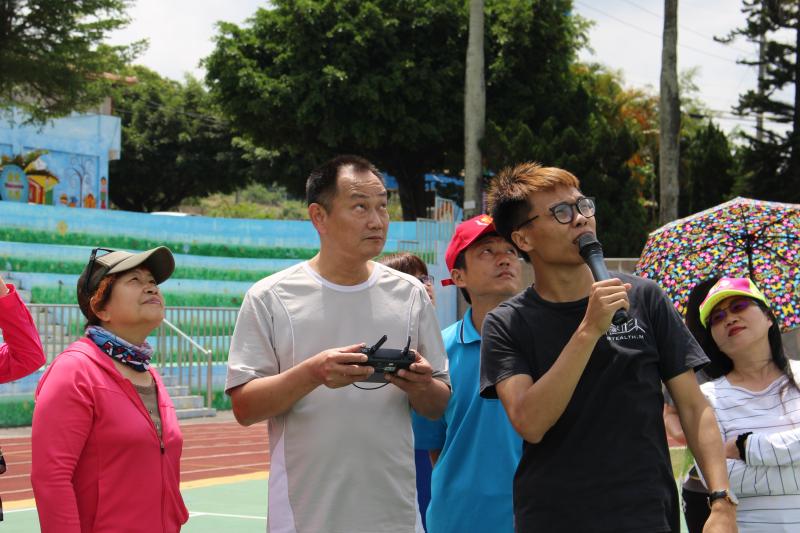 學員邊玩老師邊指導