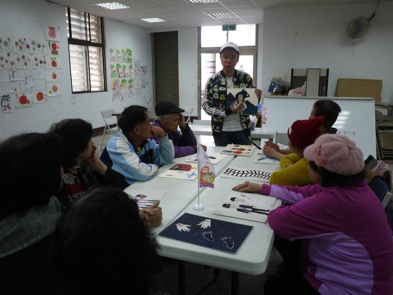 講師介紹什麼是三媽桌遊卡