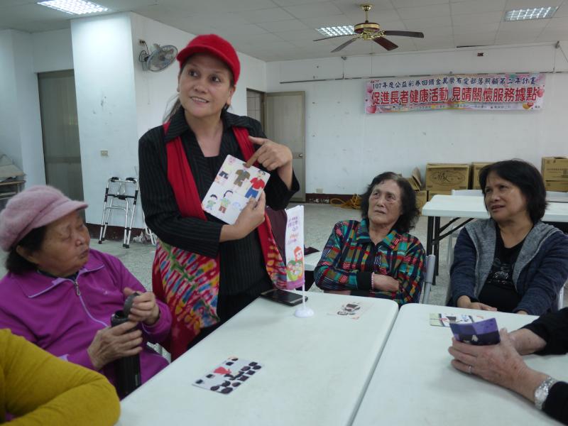 學員利用三媽卡分享生命故事