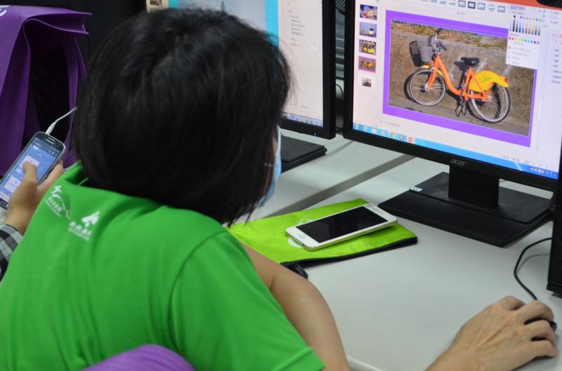 學員使用電腦軟體編輯