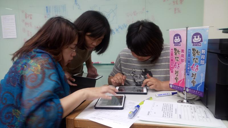 講師指導學員操作平板