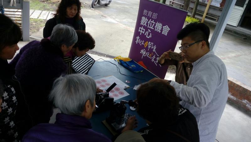 裁紙器將胸章初稿放在桌上，讓學員要找到自己的名字，排隊操作鋼印機完成製作