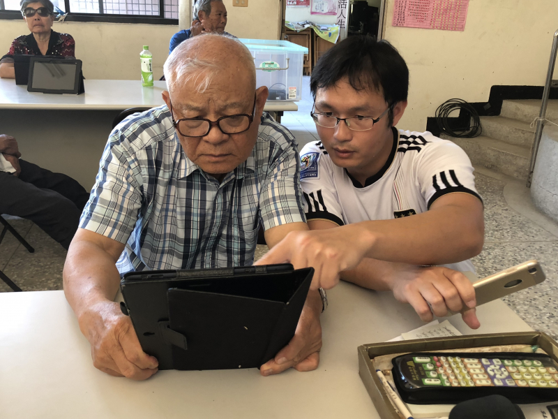 顏主任於課堂中指導阿公操作平板練習