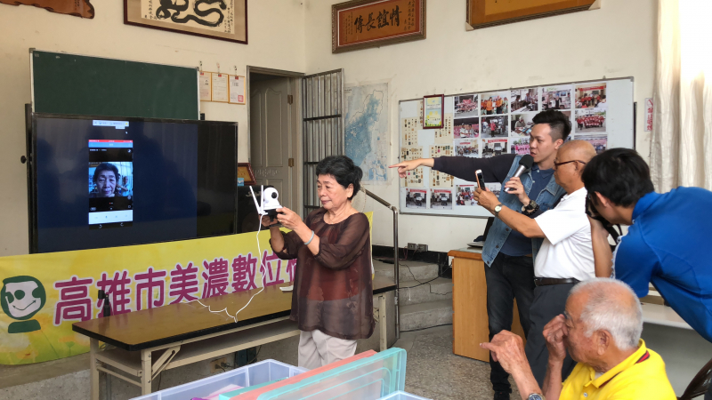 講師請學員上台操作手機APP雲端智慧家庭家用式監視器連線