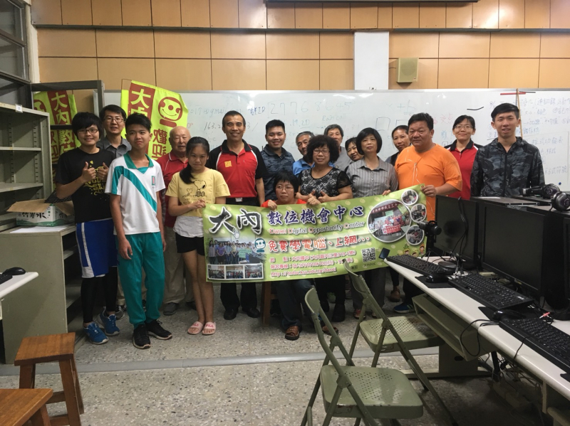 大家一起留影回憶