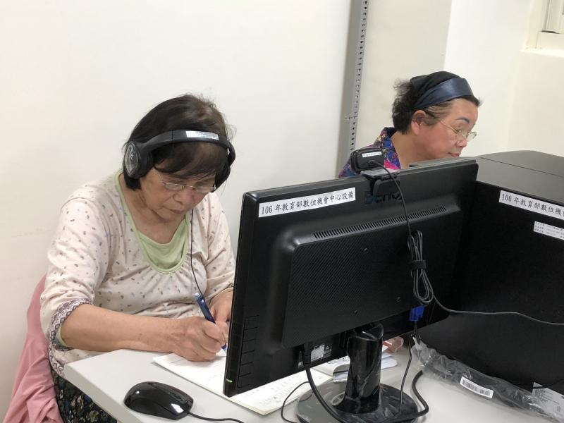 學員認真的在聽音樂