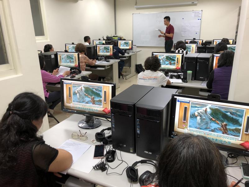 學員聽著英文歌學習英文