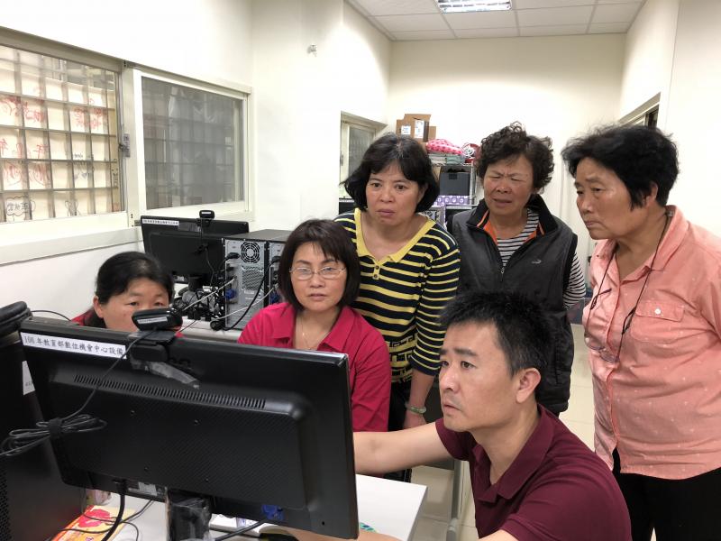 學員一起看老師製作簡報