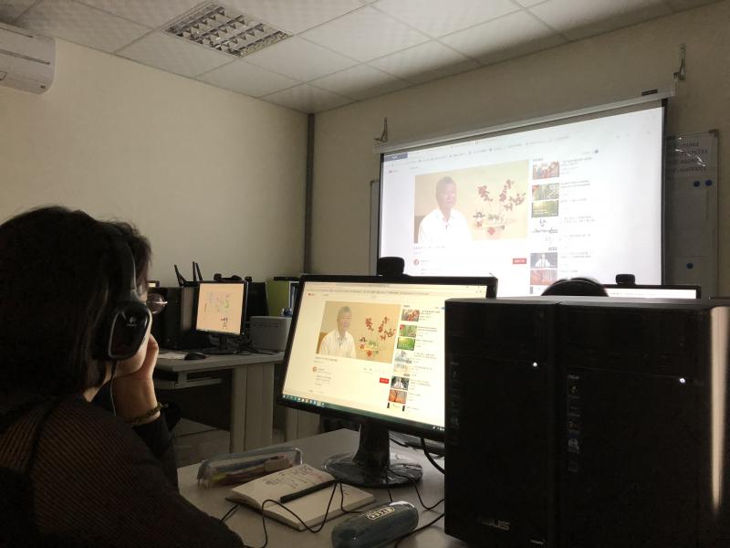 學員專心的看老師的PPT內容