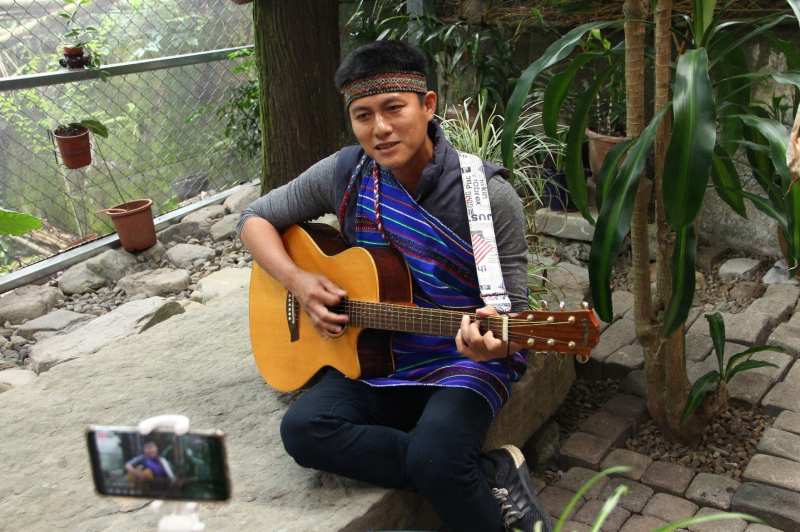 泰安鄉部落青年雷諾透過直播分享音樂，介紹泰雅文化。