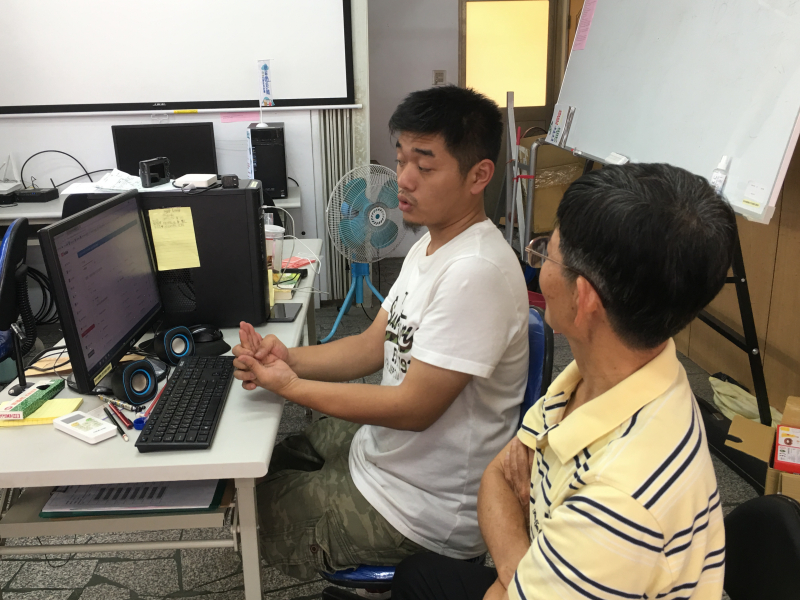 學員向講師詢問操作上的問題。