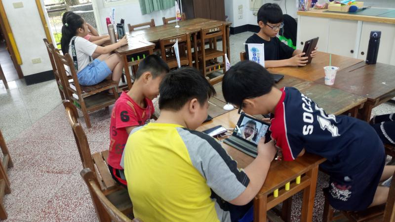 學員操作平板電腦