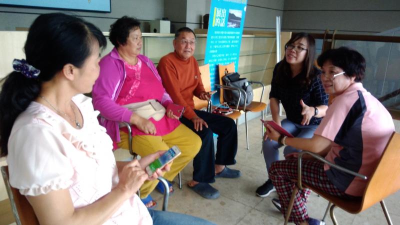 手機平板隨手拍 微電影輕鬆作課程,學員專心聽講與操作