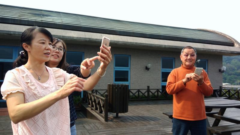 手機平板隨手拍 微電影輕鬆作課程,講師帶學員外出練習拍攝