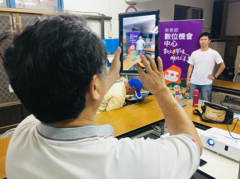 講師介紹完拍照功能後，充當模特讓學員練習拍照