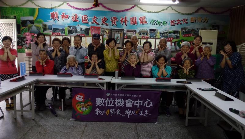 不能免俗要來張大合照，阿公阿嬤們真可愛！