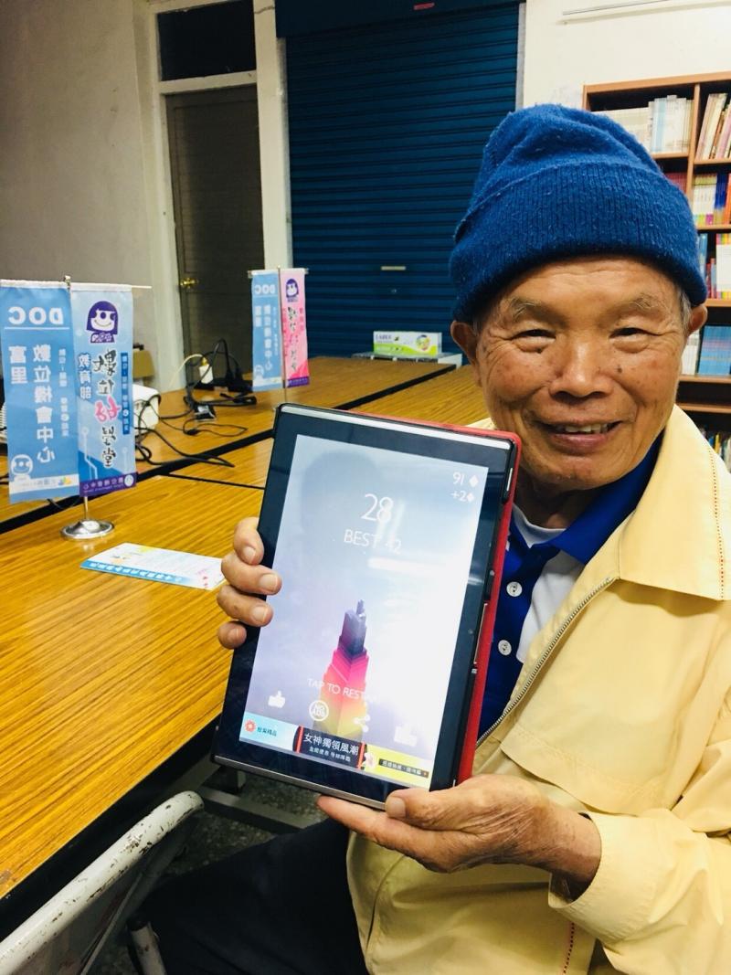 學員黃谷田開心的與反應堆分數合照，儘管28分不高，但卻是他從5分以下進步到這樣的！
