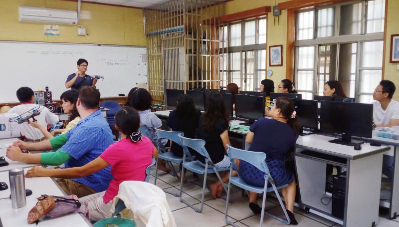 黃老師講解空拍機的操作