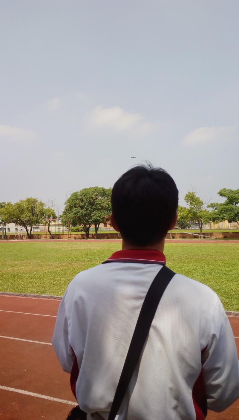 許大哥操作空拍機拍下松林的風景