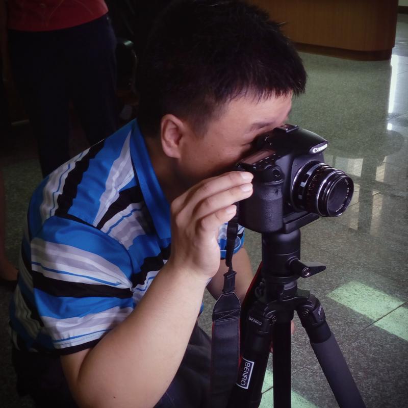 學員練習使用單眼相機