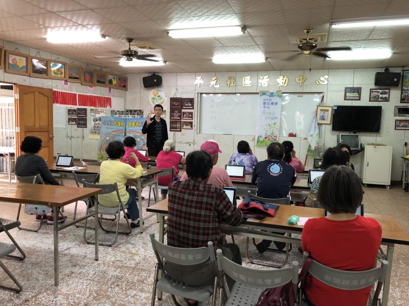 學員認真的看著老師上課