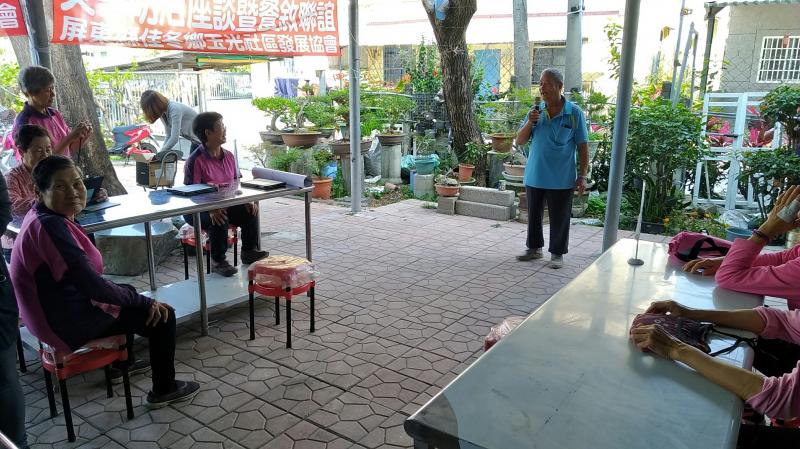 課程後，長輩上台跟大家分享心得以及鼓勵其他學員，學習沒有限制年齡的喔