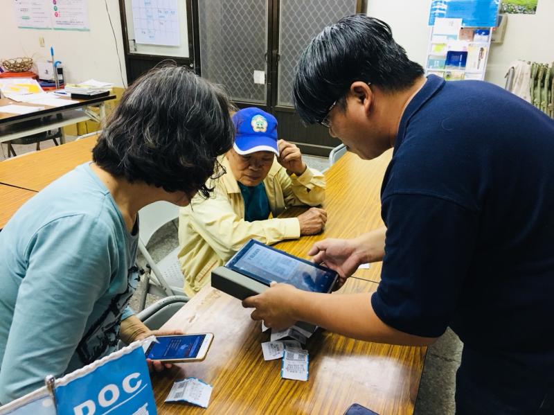 古青福老師教學員如何用記帳APP中掃瞄發票的功能，可以知道明細又可以方便對獎，一舉數得