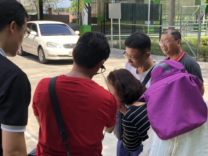 老師示範操作空拍機