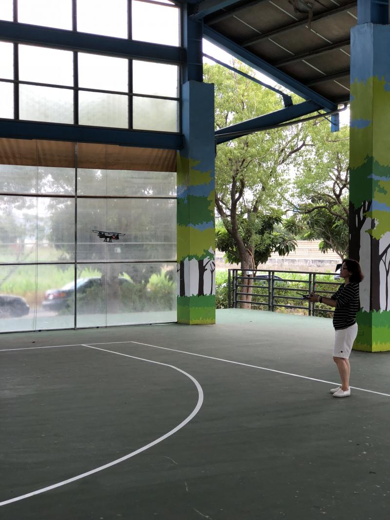 學員操作空拍機