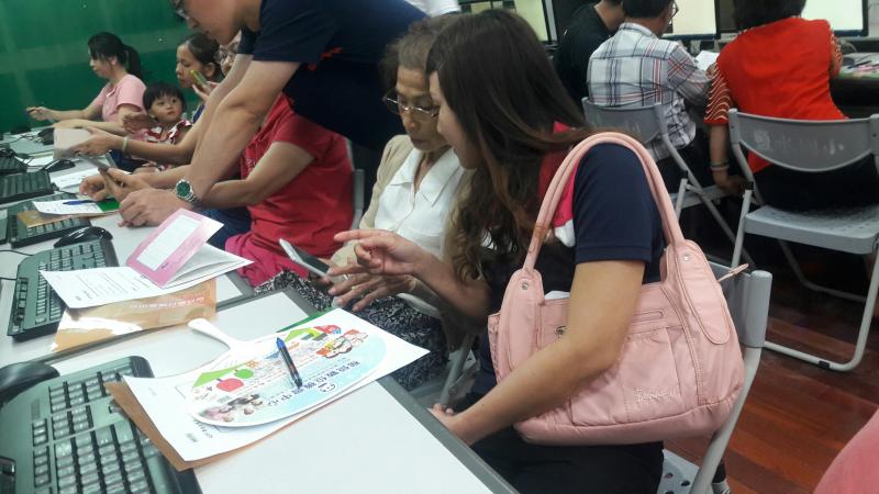 學員們互相協助操作