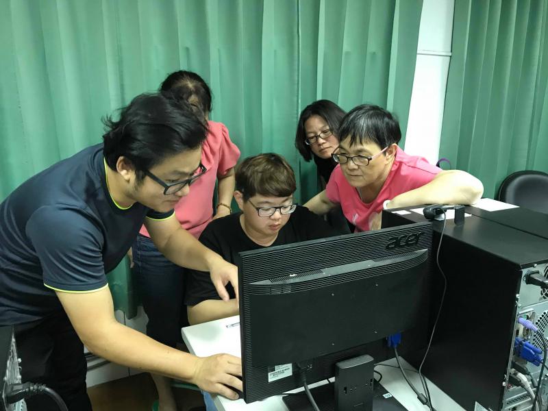 講師教導學員設計稿子與語氣的轉變