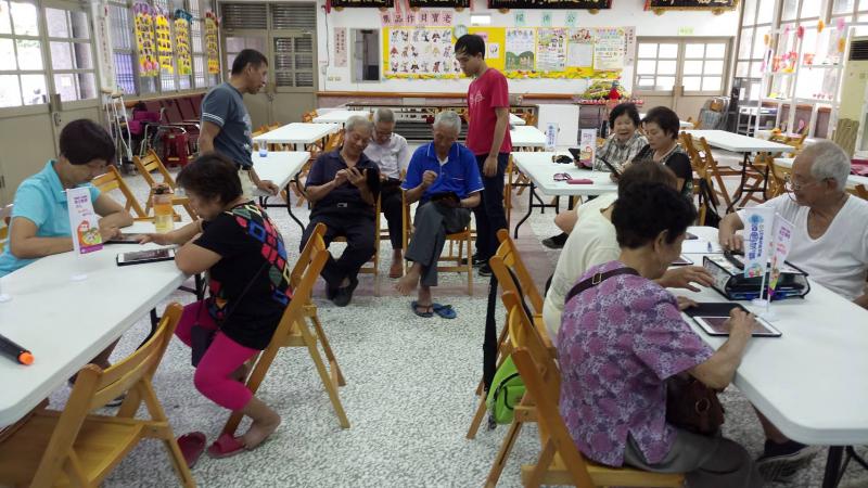學員彼此互相交流討論