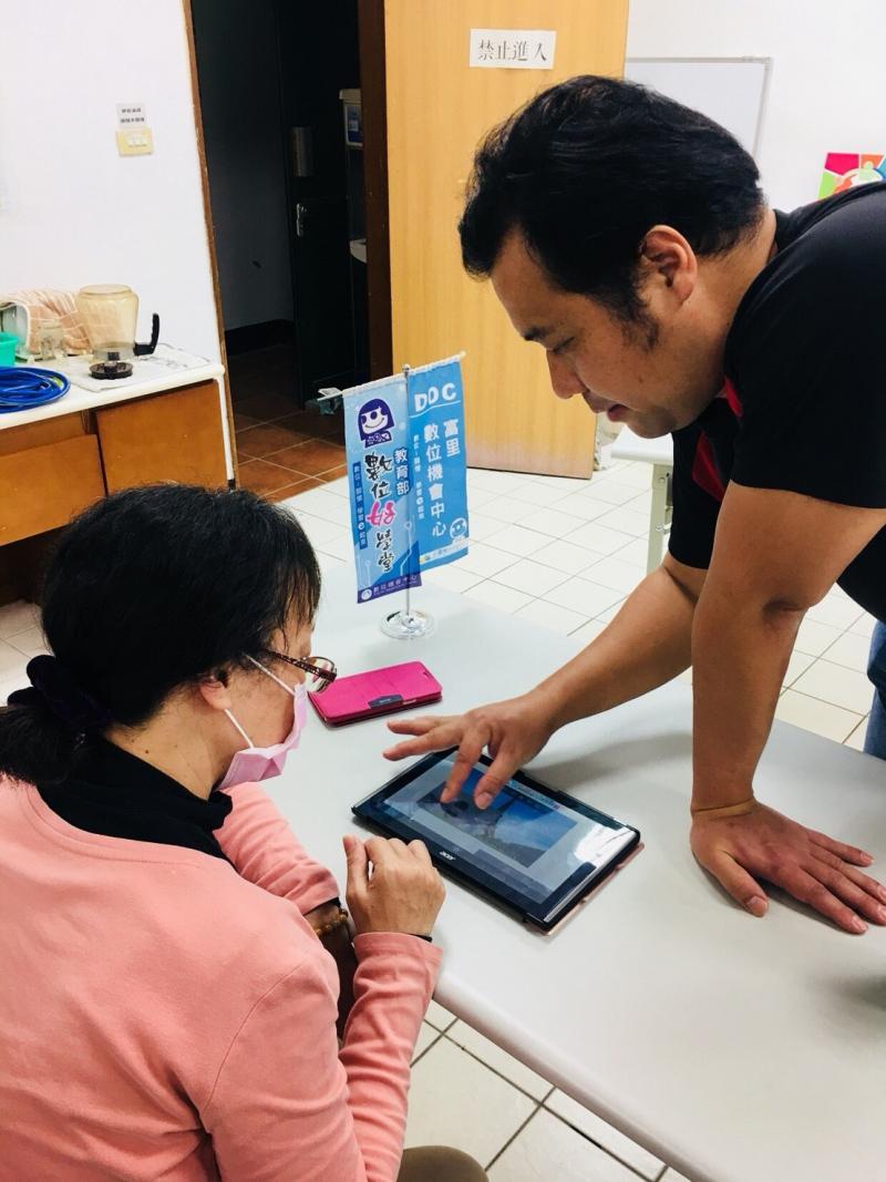 講師帶領學生使用APP進行圖片編修