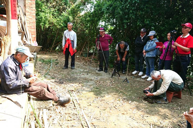 學員拜訪 91 歲的蘆葦花掃把達人─張煥金，學員們認真紀錄珍貴的百工手藝。 