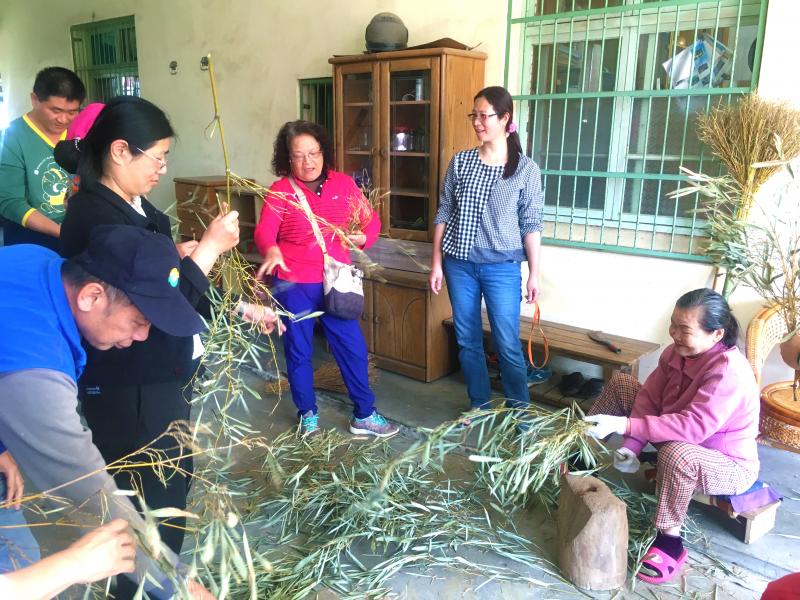學員拜訪 80 歲的賴雪榕女士，為大河村知名的竹掃把手製家族，至今手藝不輟，仍產製手工竹掃把供柑仔店販售。