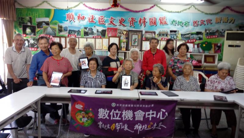 先前在其他社區，發現幫長輩做『造型變化』APP，他們最有動力學習。不時交頭接耳