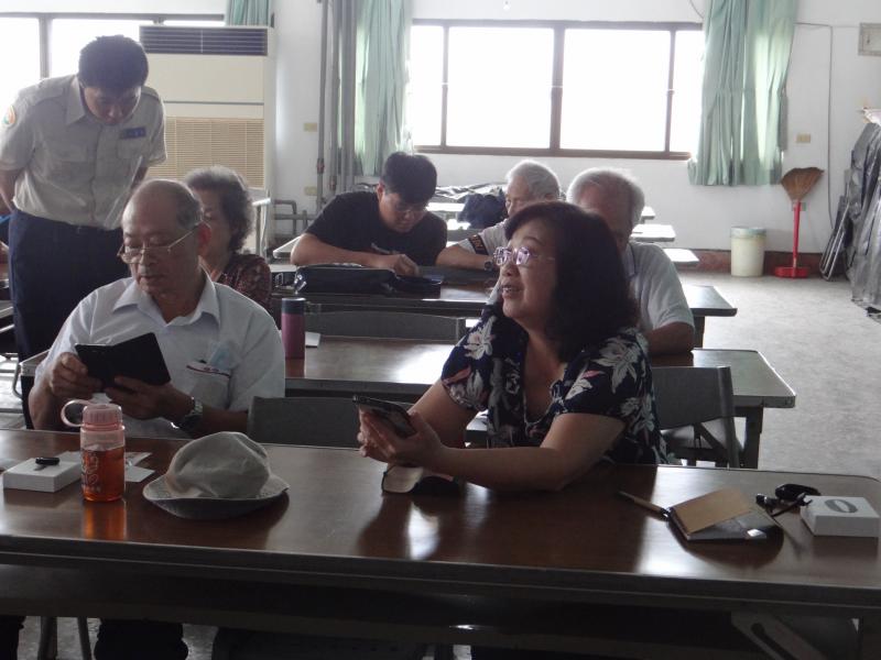 學員悉心聽課，並查看平板上自己的運動數據。