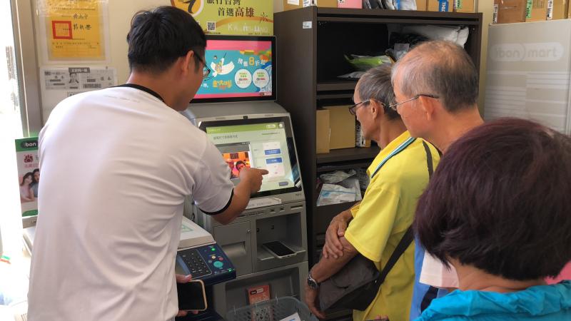 講師顏主任為學員講解iobn機掃描手機QRcord上傳ibon 列印