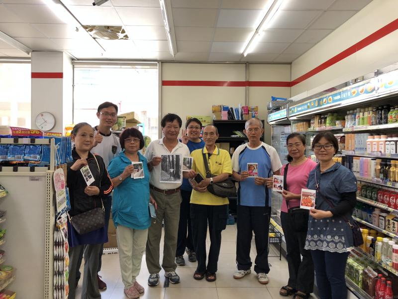 學員拿著自己的作品開心的在小7 好鄰居 ibon前紀念留影